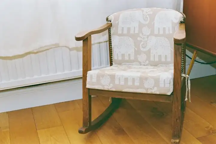 Boho bijzettafel met gesneden houten blad op een smeedijzeren base