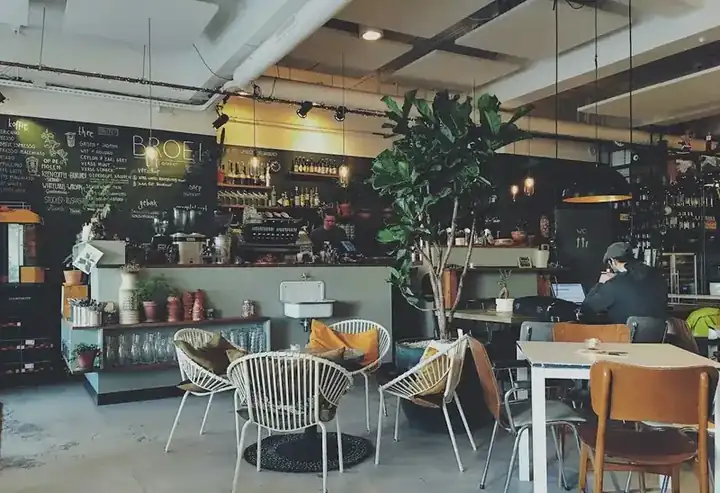 Café-Tische aus Massivholz sowie aus Holz und Eisen