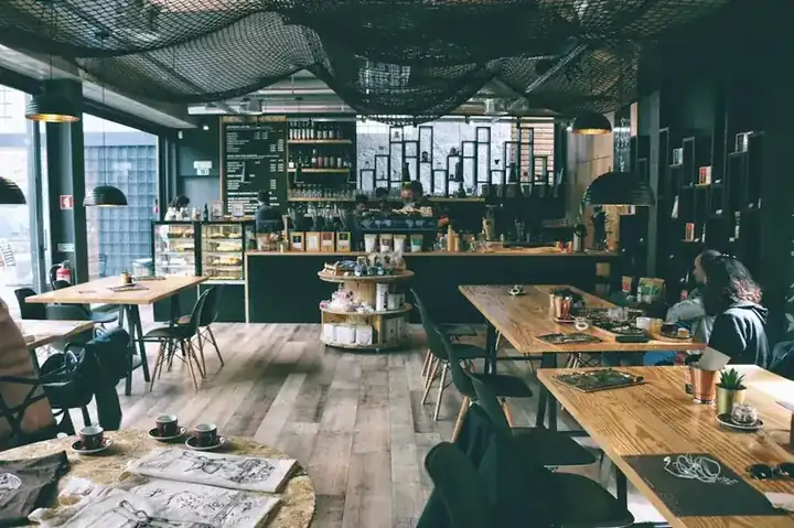 Objekttaugliche Café-Stühle und -Bänke