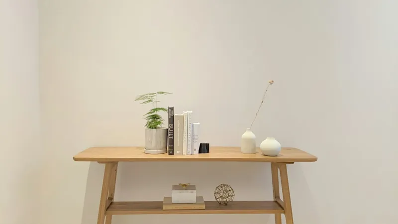 Consolle intagliate con piano in marmo in stile Anthropologie