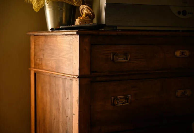 Cómoda de madera maciza gris envejecida con la estética Restoration Hardware