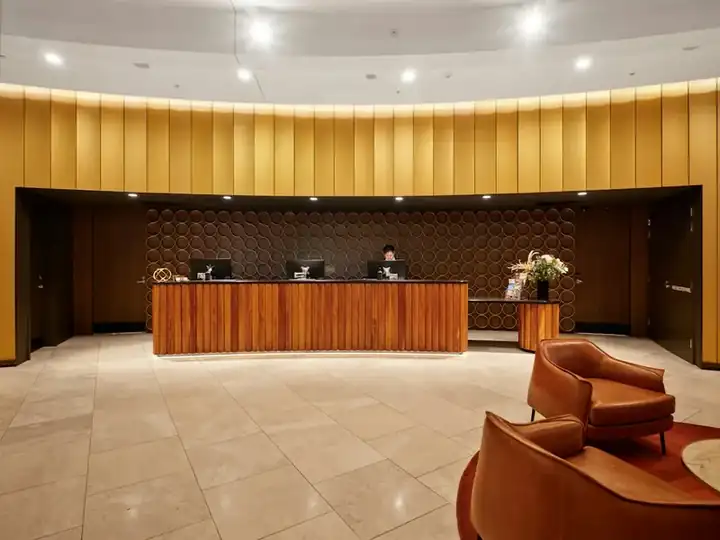 Casegoods e letti in legno massello per camere d'hotel