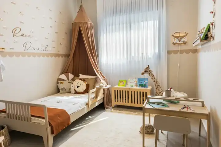 Solid wood children's bed