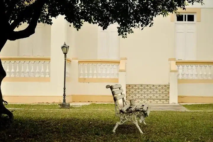 Colonial bench