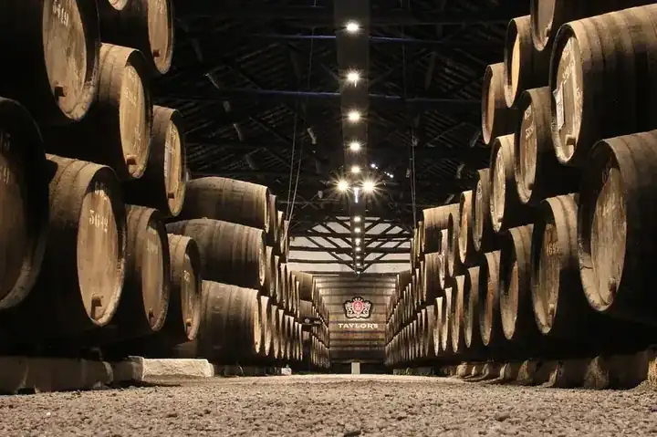 Weinregal Industrial — Altholz & Eisen vom Hersteller